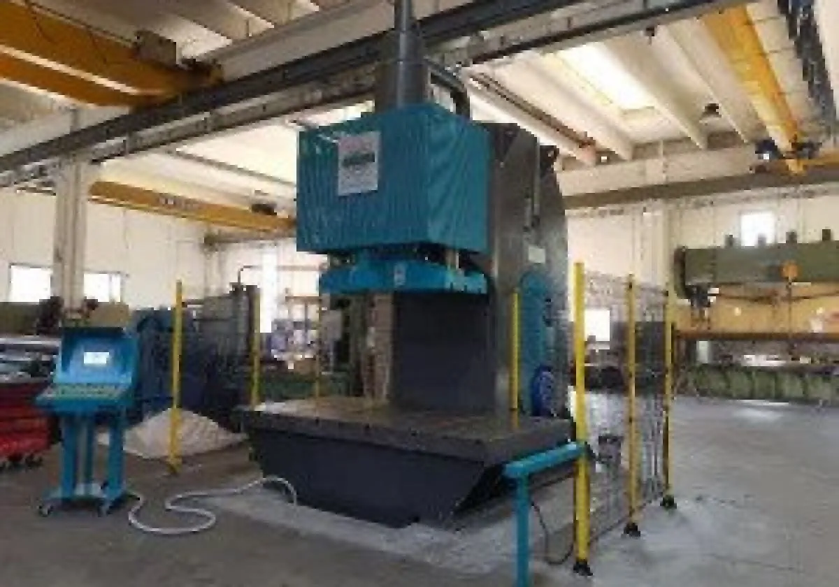 Una prensa hidráulica de 440TON instalada