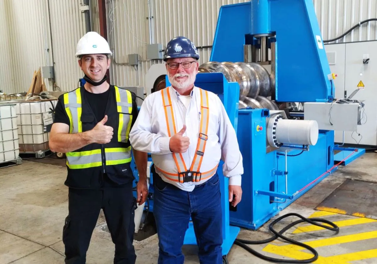 Piegatrice per lamiera a geometria variabile