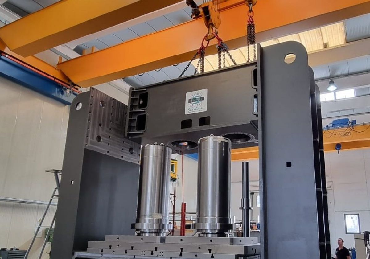 Assembling of the top frame of an hydraulic 1200 Ton hydraulic press