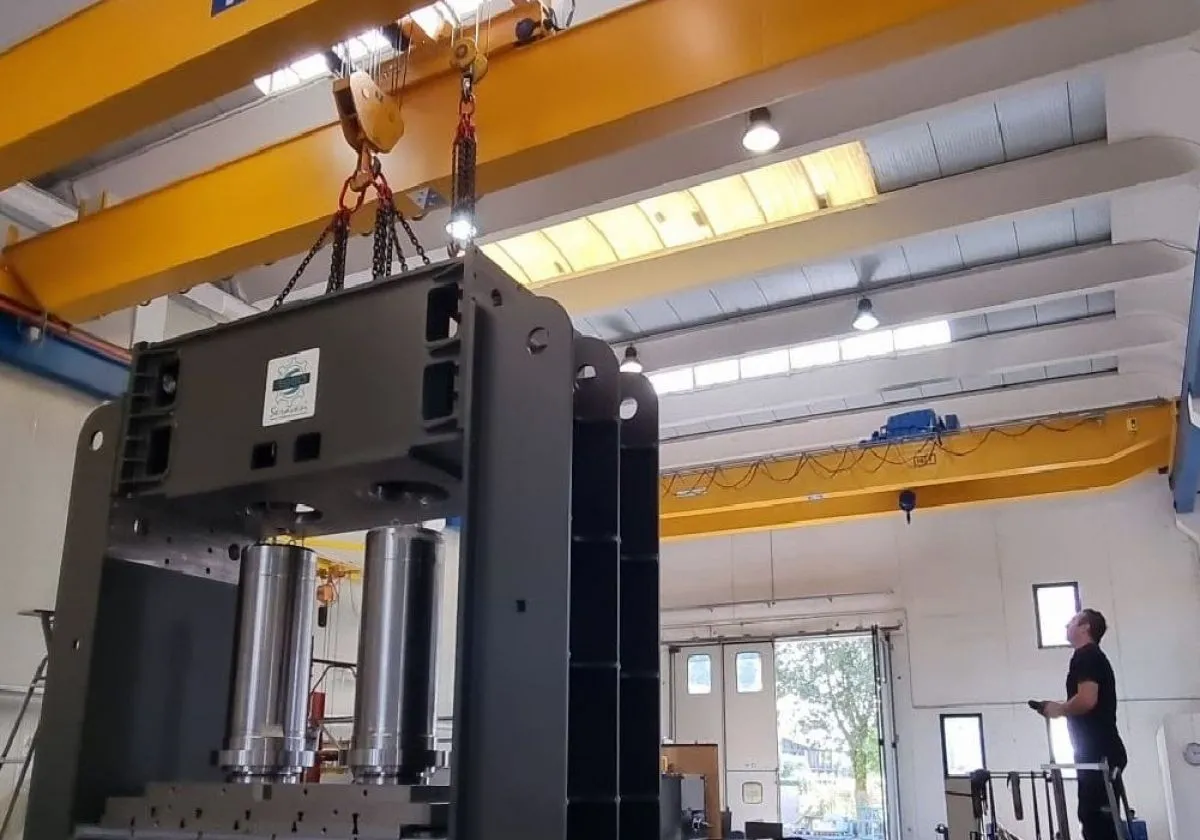 Assemblaggio del telaio superiore di una pressa idraulica da 1200 Ton