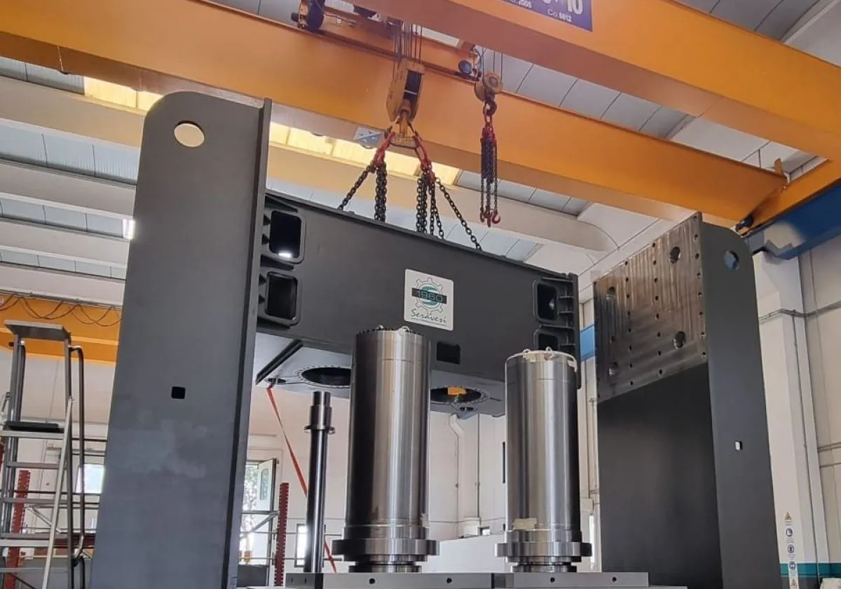 Assemblaggio del telaio superiore di una pressa idraulica da 1200 Ton