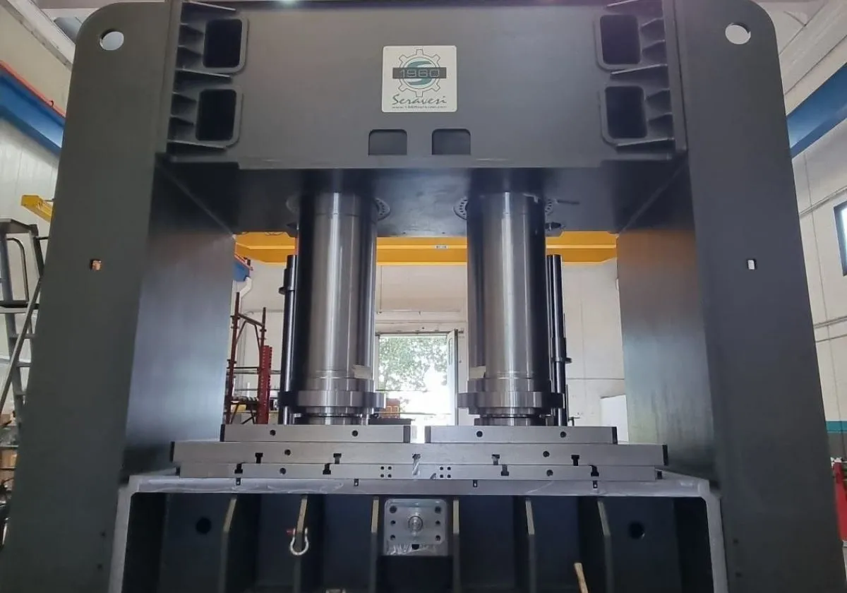 Assemblaggio del telaio superiore di una pressa idraulica da 1200 Ton