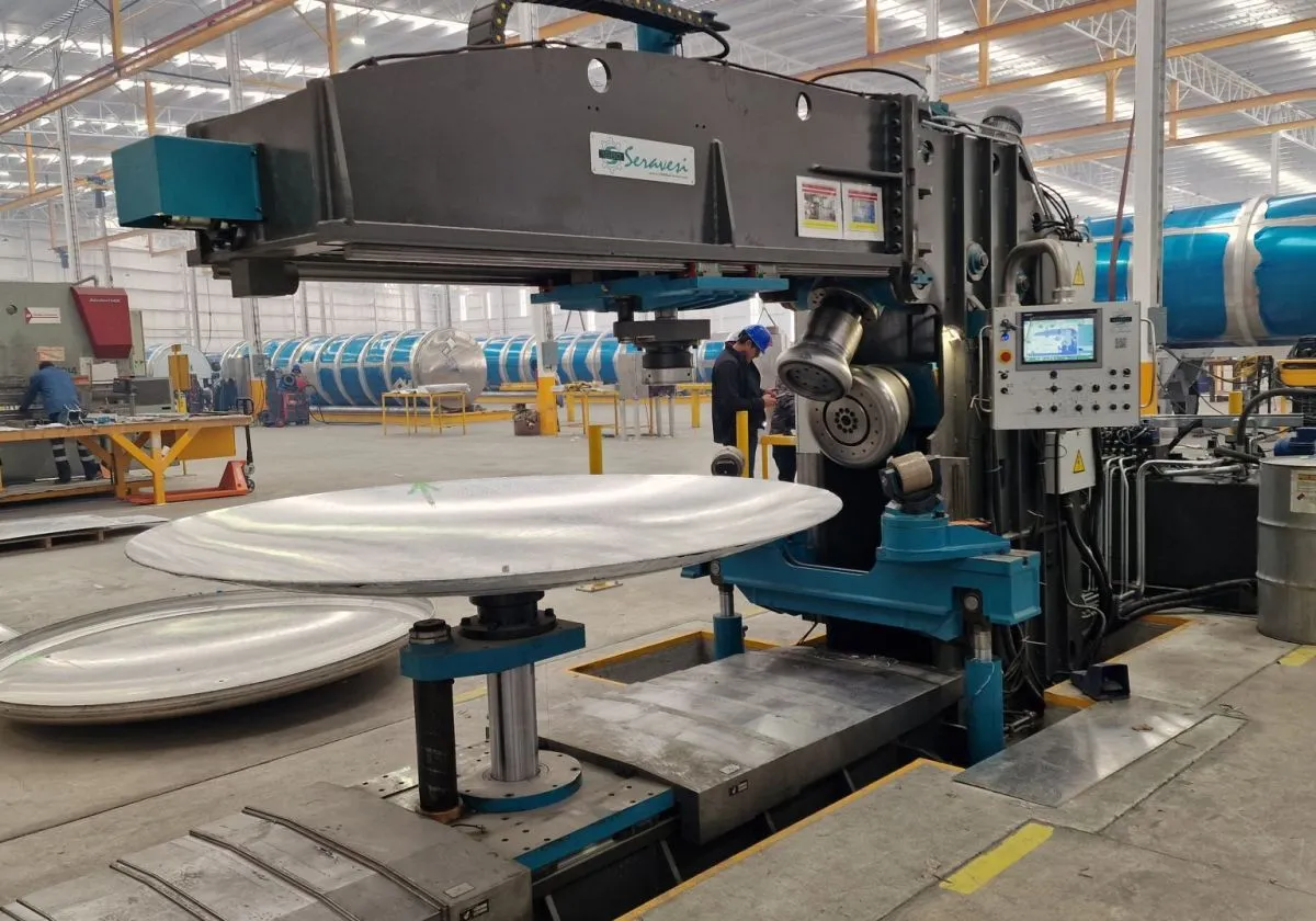 Linea di pressatura 1960 Seravesi con una pressa idraulica e bordatrice