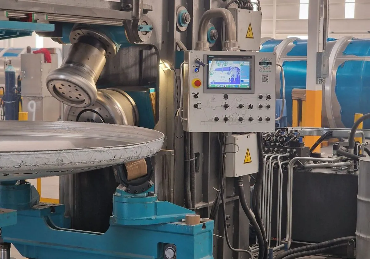 Linea di pressatura 1960 Seravesi con una pressa idraulica e bordatrice