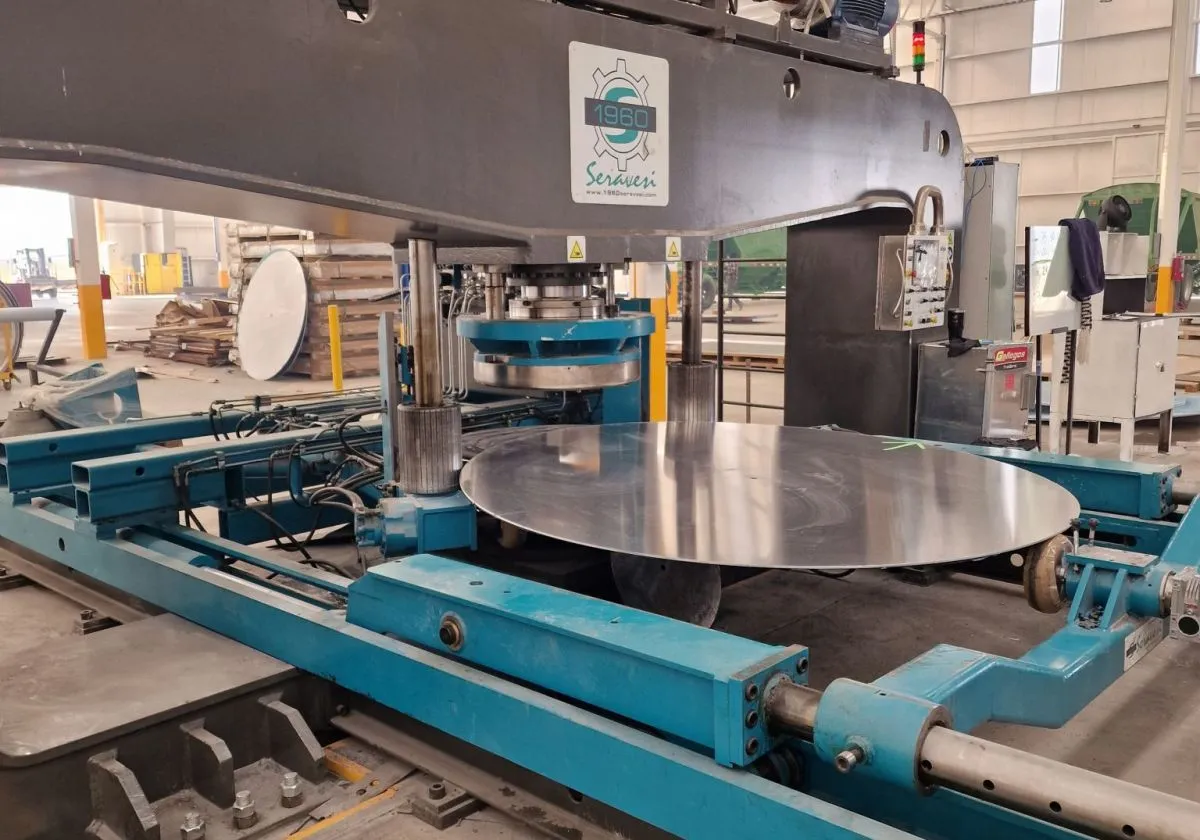 Linea di pressatura 1960 Seravesi con una pressa idraulica e bordatrice