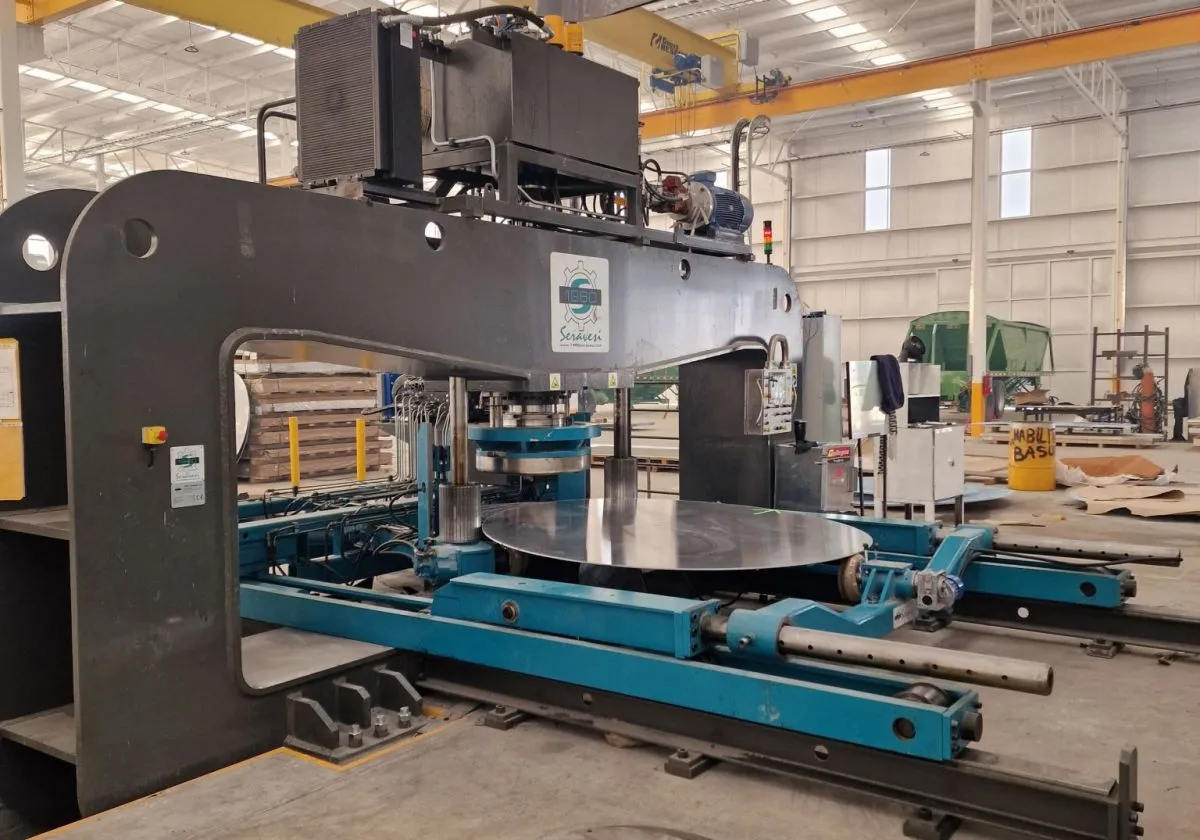 Linea di pressatura 1960 Seravesi con una pressa idraulica e bordatrice