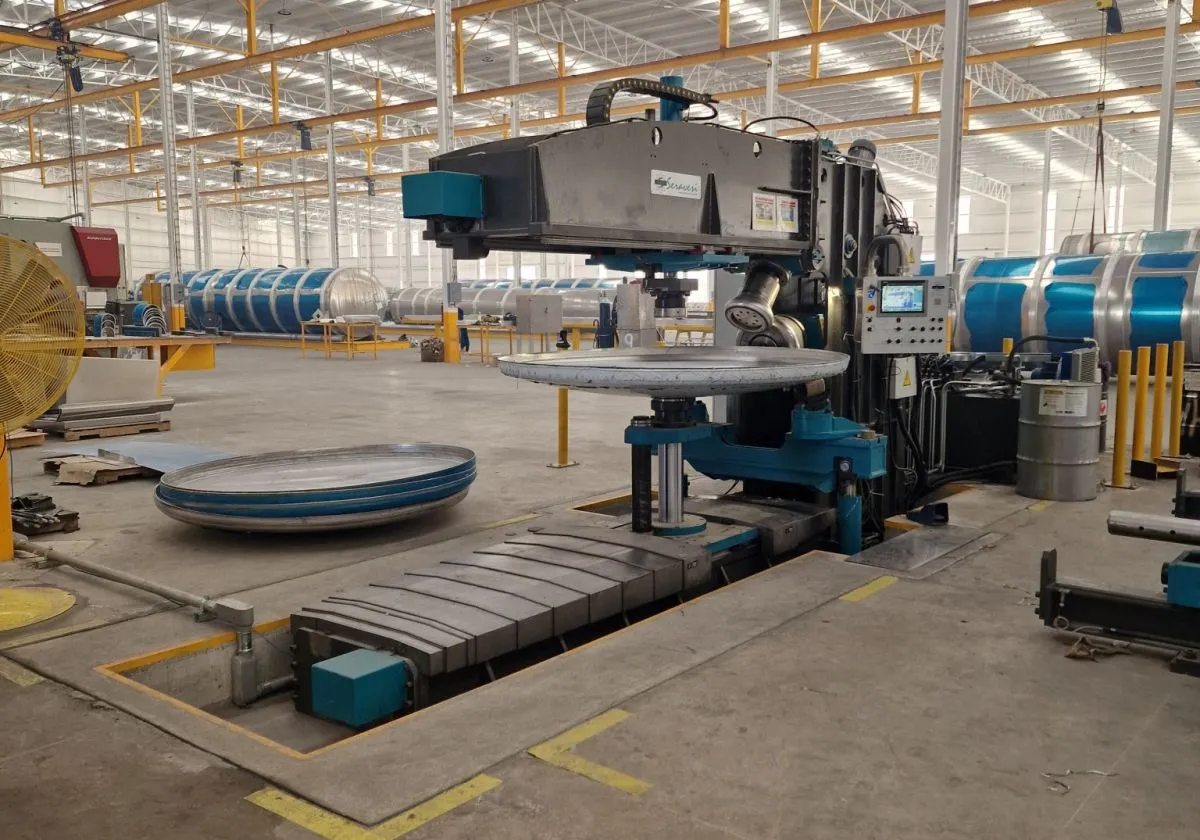 Linea di pressatura 1960 Seravesi con una pressa idraulica e bordatrice